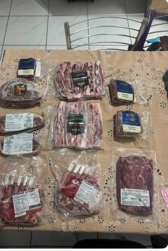 Kit completo conferido por ganhador: costelas, denver steaks e carré embalados a vácuo